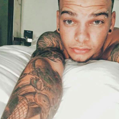 Kane Brown sem camisa na cama