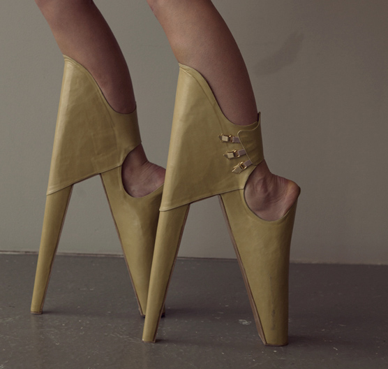 ... : Des chaussures aux talons vertigineux et avec le talon devant