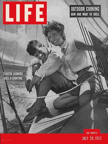 Il senatore Kennedy e Jacqueline Bouvier sul Victura, copertina di Life magazine, 20 luglio 1953