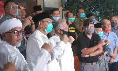 Mantan Ketua Umum PP Muhammadiyah Din Syamsuddin menilai, kapal besar bernama Indonesia saat ini telah goyang dan hampir mengalami karam