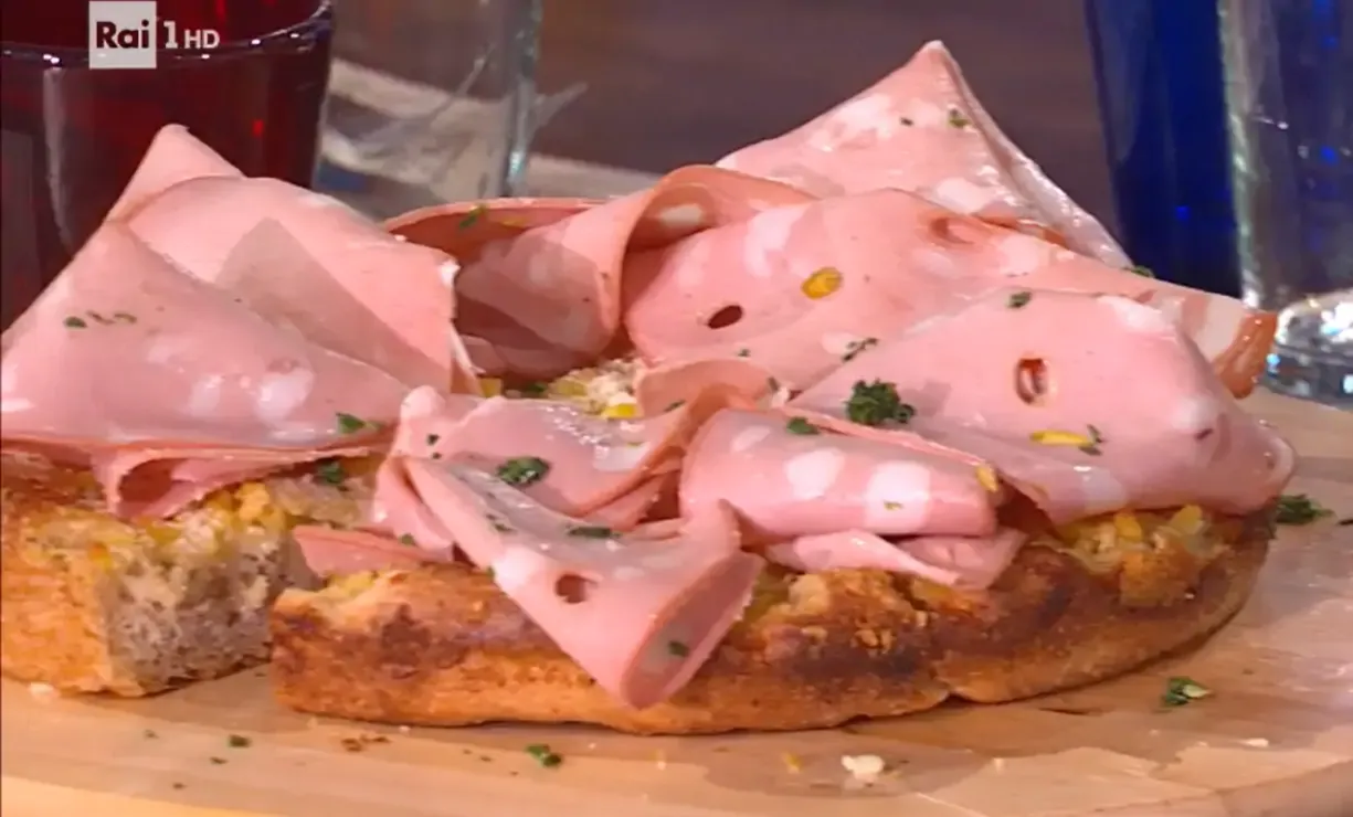 Pizza ai cereali, patate e mortadella