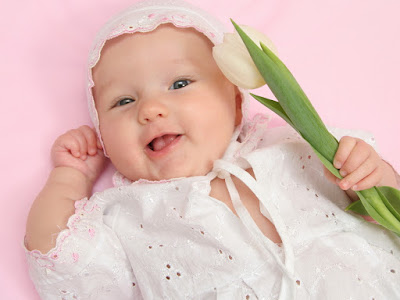 foto de bebe con flor pequeña