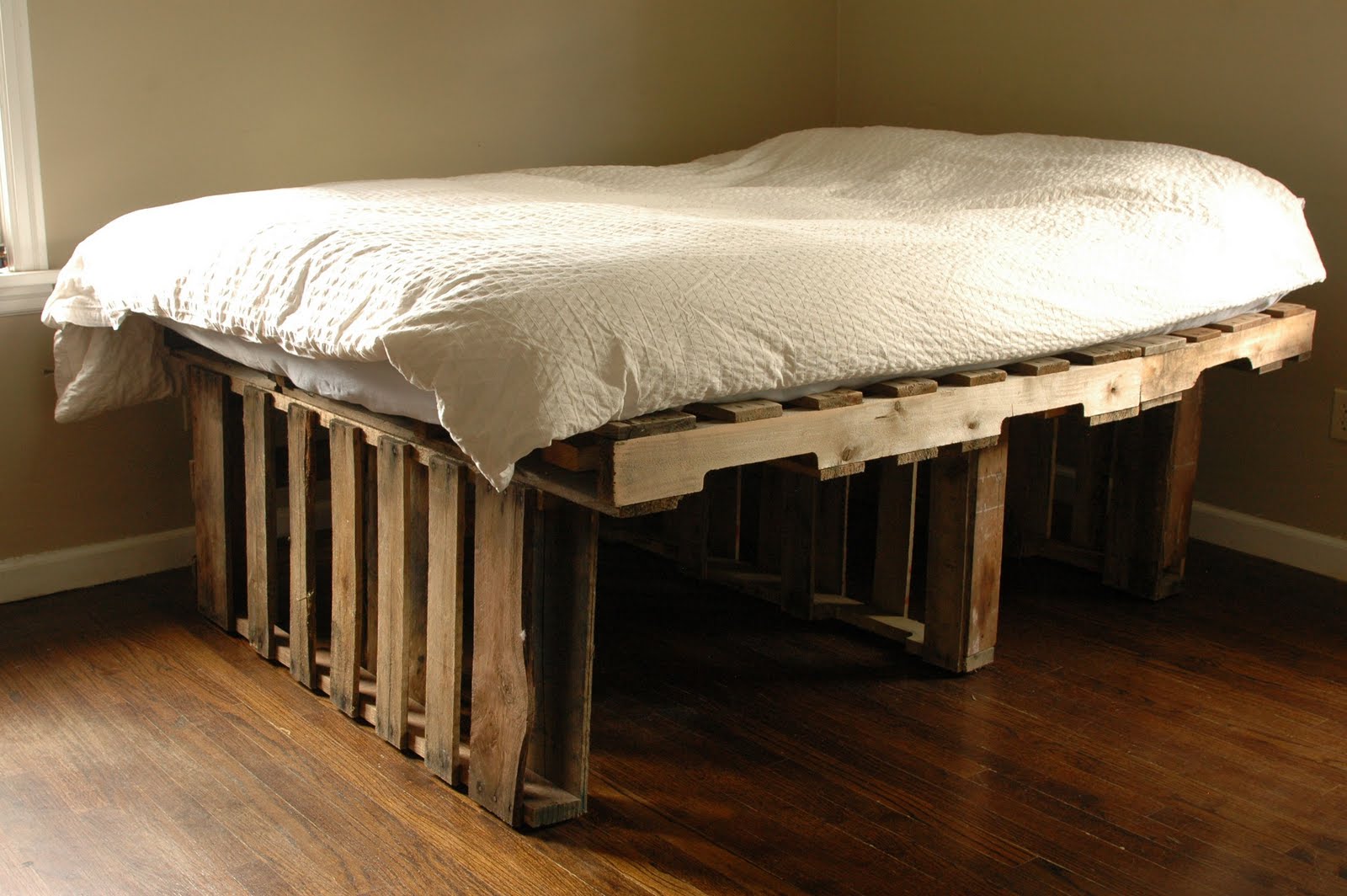 Make A Platform Bed From Pallets | www.woodworking.bofusfocus.com