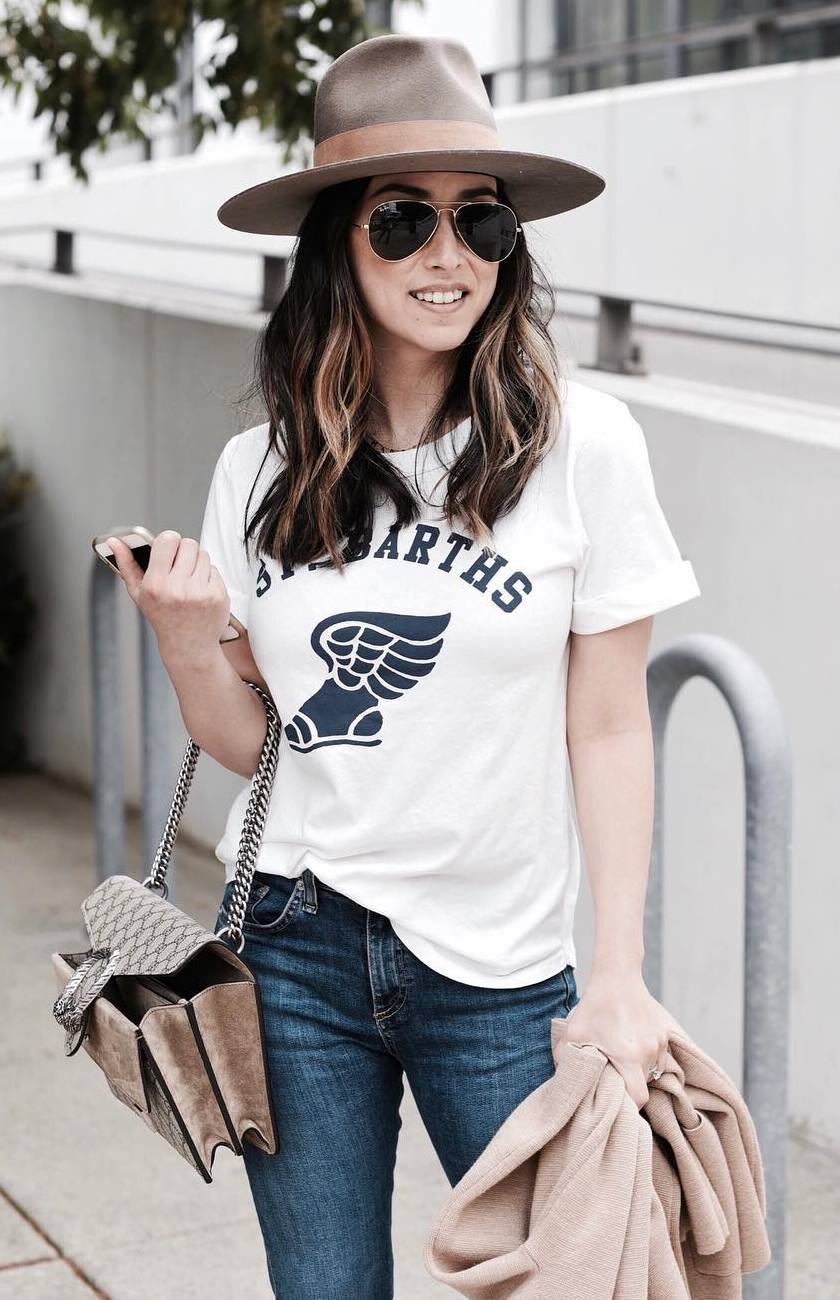 casual style addict / hat + printed t-shirt + jeans + bag