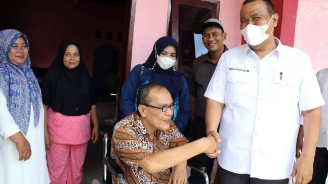 Nasmarlis Warga Desa Palak Aneh  Terharu Terima Bantuan Kursi Roda dari Wawako Pariaman