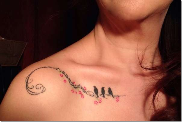 les_oiseaux_dans_une_fleur_de_cerisier_direction_de_la_clavicule_tatouage