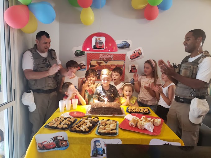 Brigadianos fazem surpresa em aniversário infantil em Cachoeirinha