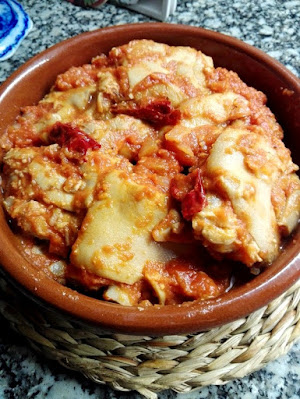 Receta de pies de cerdo con sofrito de tomate.