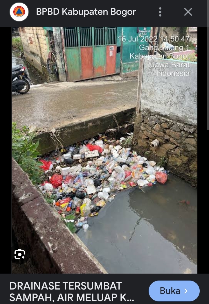 Banjir karena saluran air tersumbat sampah