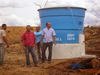 Sossego-PB: Poço artesiano jorra água doce no sítio Cachoeira