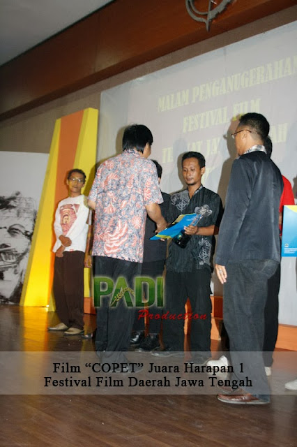 Ochenk PADI Production Menerima Piala Juara Harapan 1 Festival Film Jawa Tengah 2013 di Tegal
