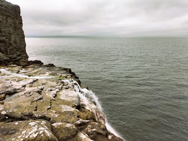 cascata Bøsdalafossur oceano faroe