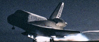 Le 21 Février, 1997, la navette spatiale Discovery atterrit dans l'obscurité sur la piste 15 de la Facilité navette KSC Landing, mettant un terme de 10 jours STS-82 mission d'assurer le service le télescope spatial Hubble (HST). Crédit image: NASA