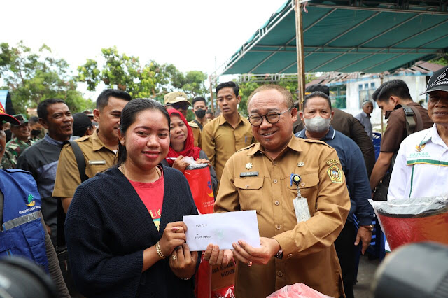 Sekda Kabupaten Karimun Salurkan Bantuan kepada Korban Puting Beliung di Kecamatan Sugi Besar