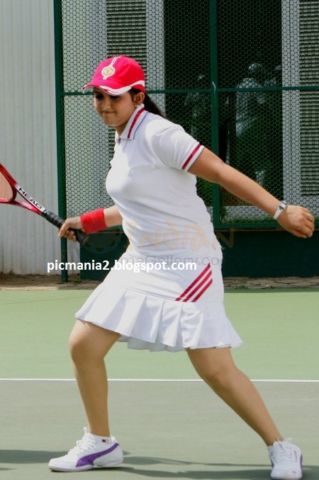 malayalam actress sanusha hot playing tennis