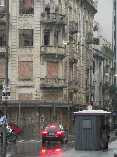 chuva, Porto Alegre, Brasil, antigo Hotel Nacional, Rua Sete de Setembro esquina com a Rua General João Manoel, prédio em ruínas, prédio histórico, sapataria, automóvel