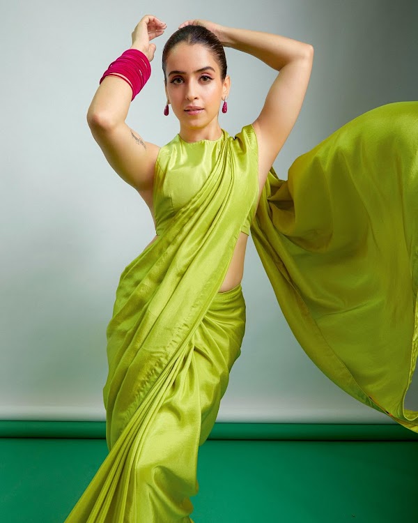 Sanya Malhotra green saree sleeveless blouse armpit