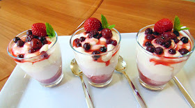 Vasitos de yogur y queso con frutos rojos