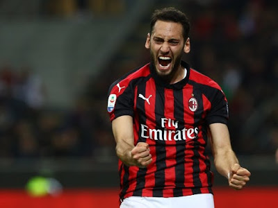 HAKAN CALHANOGLU MEMILIH BERTAHAN BERSMA AC MILAN