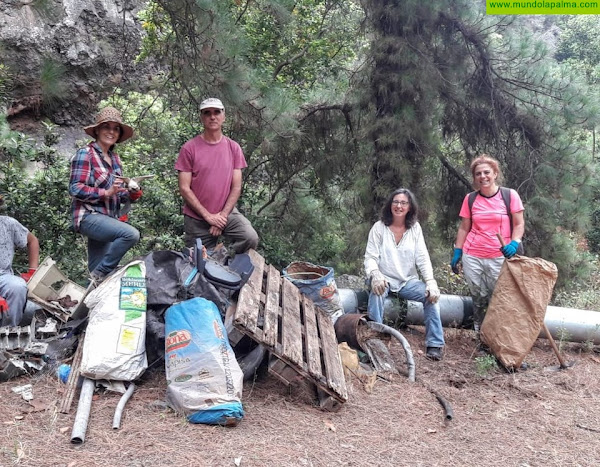 Una iniciativa comunitaria recoge 600 kilos de basura vertidos en el barranco del Carmen