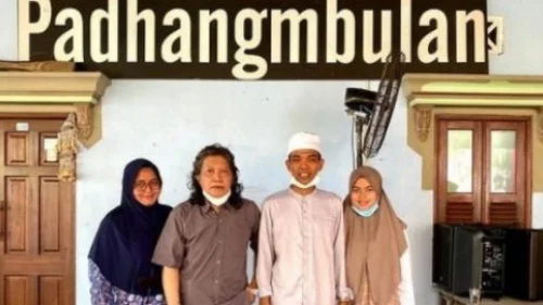 Ustaz Abdul Somad Sambangi Kediaman Cak Nun, Netizen Salfok Sama Hal Ini.