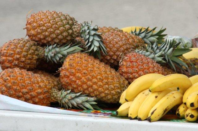 Puesto callejero de frutas cerca del Mercado Publico de St John’s en Antigua