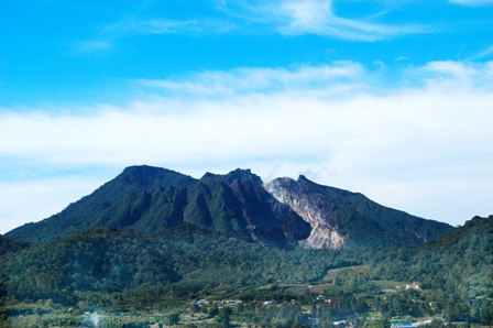 Berastagi : Wisata Sambil Menikmati Makanan Segar dan Pasar Ramai