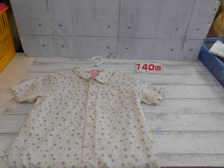 中古品　３ｃａｎ４ｏｎｅ　星プリント　半袖シャツ　１４０㎝　２９０円