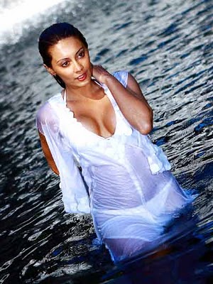 Minissha Lamba Hot wet white cleavage