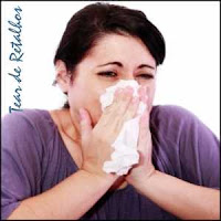 Rinite Alérgica: mulher com coriza limpando o nariz.