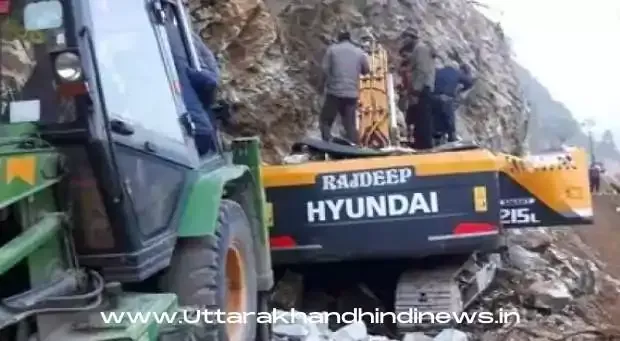 RISHIKESH-BADRINATH HIGHWAY: चौथे दिन भी फंसे यात्री,बरसात-भूस्खलन के बाद लगा लंबा जाम