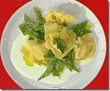 Cappelletti di mortadella con fagioli corallo e crema di squaquerone