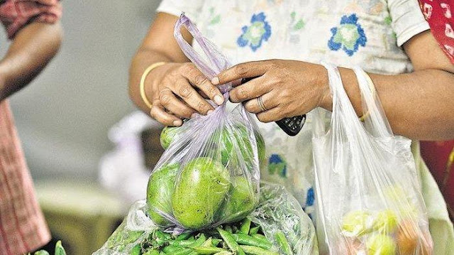 Damianus Batmomolin Pantau Pendataan Penjual Sayur Dadakan di Saumlaki