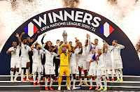 SELECCIÓN DE FRANCIA. Temporada 2021-22. Los jugadores de la Selección francesa celebran el triunfo en la 2ª edición de la Liga de Naciones de la UEFA. SELECCIÓN DE ESPAÑA 1 SELECCIÓN DE FRANCIA 2. 10/10/2021. Liga de Naciones de la UEFA, final. Milán, Italia, estadio de San Siro. GOLES: 1-0: 64’, Mikel Oyarzabal. 1-1: 66’, Karim Benzema. 1-2: 80’, Kylian Mbappé.