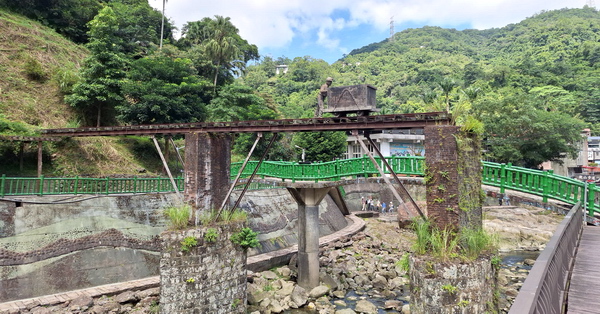 新北石碇老街必遊不見天街、百年豆腐店、吊腳樓建築，充滿懷舊感