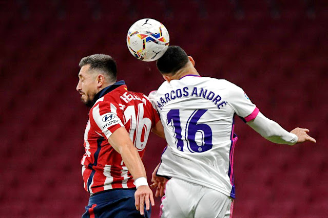 Héctor Herrera y Marcos André disputan un balón. CLUB ATLÉTICO DE MADRID 2 REAL VALLADOLID C. F. 0. 05/12/2020. Campeonato de Liga de 1ª División, jornada 12. Madrid, estadio Wanda-Metropolitano.