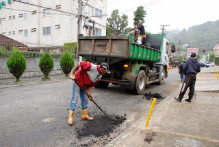 Operação tapa-buraco realizada na última quinta-feira, 31, na Rua Cel. Silvio Lisboa, em Taumaturgo