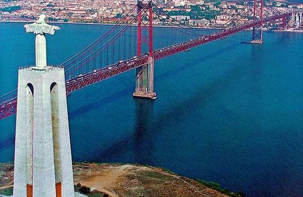 Статуя Христа Господа и мост 25 апреля