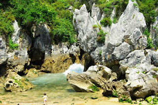 Playa de Gulpiyuri, bañista