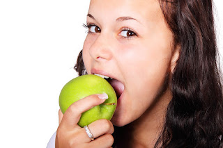 Girl Eating an Apple: Not Allowed on Atkins Induction Phase 1