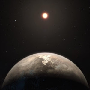 Vários sistemas planetários em torno de anãs vermelhas têm sido notícia recentemente, incluindo Proxima b, um planeta que orbita a estrela mais próxima de nosso próprio Sol, a Próxima Centauro, e os sete planetas da estrela TRAPPIST-1, um sistema que não é muito maior do que Júpiter.[Imagem: ESO/M. Kornmesser]        Irmão, gêmeo não  O exoplaneta Ross 128b pode realmente ter características viáveis para abrigar vida, mas também possui marcadas diferenças em relação à Terra.  Esta é a conclusão de uma equipe internacional coordenada por astrônomos do Observatório Nacional, no Rio de Janeiro, que analisou as características físico-químicas desse exoplaneta que está vindo em nossa direção e que é o mais próximo de nós em torno de uma estrela anã vermelha.  O sistema extrassolar Ross 128 ficou famoso por apresentar estranhos sinais variáveis que chegaram a ser apontados como sinais de vida extraterrestre.  Exoplaneta potencialmente habitável  Diogo Souto e seus colegas realizaram um estudo detalhado das propriedades da estrela visando compreender melhor o exoplaneta Ross 128b, descoberto em 2017.  O planeta tem massa equivalente à da Terra, está localizado na zona habitável da sua estrela e tem uma temperatura média na superfície da ordem de 21ºC. Outro fator de interesse é que ele está muito próximo da Terra, a 10 anos-luz, algo por volta de 95 trilhões de quilômetros.  "Desenvolvemos um estudo detalhado das propriedades físico-químicas da estrela Ross 128 com o intuito de inferir propriedades sobre o exoplaneta Ross 128b e, assim, conhecê-lo melhor. Para tal, usamos modelos de formação planetária e verificamos que o exoplaneta deve ser composto por minerais similares aos da Terra, no entanto, com um núcleo um pouco maior," explicou Diogo Souto.  A radiação que Ross 128b recebe de sua estrela é similar à que a Terra recebe do Sol porque a Ross 128 é uma anã vermelha, um tipo de estrela mais fria do que o Sol; a estrela Ross 128 tem temperatura de 2958 ºC, quase a metade do nosso Sol (5.499ºC); Ross 128b está a uma distância de 6 milhões de quilômetros de sua estrela, enquanto a Terra está a 150 milhões de quilômetros do Sol, aproximadamente.  "Um dos diferenciais entre as estrelas é a abundância dos seus elementos químicos. A composição química da estrela Ross 128 é, de certa forma, parecida com a do Sol. Neste estudo, conseguimos estudar a assinatura de oito elementos: carbono, oxigênio, magnésio, alumínio, potássio, cálcio, titânio e ferro. As proporções entre alguns destes elementos como Fe/Mg, Ca/Mg e Al/Mg são parecidas com o que observamos no Sol e na Terra, e, segundo nossa análise, também são similares ao exoplaneta Ross 128b. Com isso, temos indícios de que a formação e a composição de Ross 128b sejam parecidas com a da Terra," detalhou Diogo.  Os dados indicam que Ross 128b tem uma massa mínima 30% superior à massa terrestre, enquanto o seu raio é 10% maior que o da Terra. A razão entre a massa e o raio deste exoplaneta o coloca no grupo de planetas rochosos, assim como a Terra.  Só parecido  Mas há outras diferenças entre os dois planetas, indicando que o Ross 128b não é exatamente um gêmeo da Terra, como se apontara inicialmente: "Verificamos também que não há indicativo de um forte campo magnético em Ross 128, o que poderia reduzir as suas chances de habitabilidade," explicou Diogo.  "Embora o Ross 128 b não seja um gêmeo da Terra, e ainda há muito que não sabemos sobre seu potencial de atividade geológica, fomos capazes de reforçar o argumento de que é um planeta temperado que poderia ter água líquida em sua superfície," finalizou o pesquisador.  FONTE: ON    Bibliografia:  Stellar and Planetary Characterization of the Ross 128 Exoplanetary System from APOGEE Spectra Diogo Souto, Cayman T. Unterborn, Verne V. Smith, Katia Cunha, Johanna Teske, Kevin Covey, Bárbara Rojas-Ayala, D. A. García-Hernández, Keivan Stassun, Olga Zamora, Thomas Masseron, J. A. Johnson, Steven R. Majewski, Henrik Jönsson, Steven Gilhool, Cullen Blake, Felipe Santana The Astrophysical Journal Vol.: 860 (1): L15 DOI: 10.3847/2041-8213/aac896