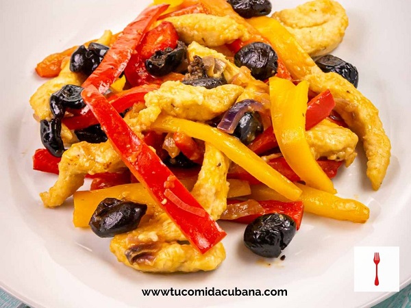 Pechuga de pollo con pimientos y aceitunas receta cubana 