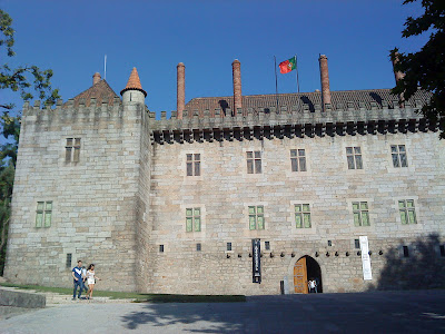 by E.V.Pita....Portugal: castle of Guimaraes and old town / Por E.V.Pita.... Portugal: castillo de Guimaraes y villa medieval / O castelo de Guimaraes (Pita)