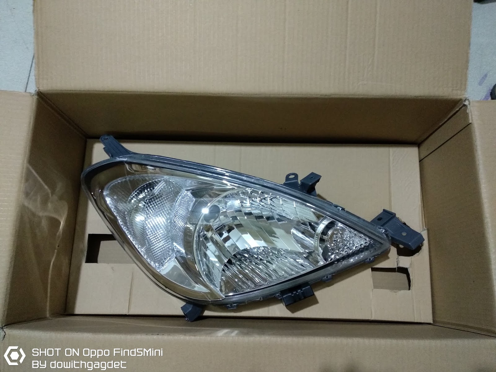 Harga dan Fisik Lampu Depan  Kanan  Toyota Innova Old 1st 