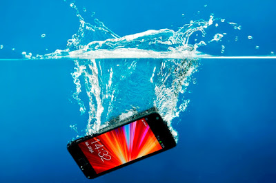 5 Killer Tips To Save Your Phone If It Falls into the Water