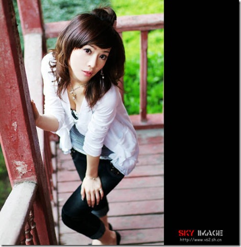 Beautiful woman's portrait in ancient dwelling_-2147483648