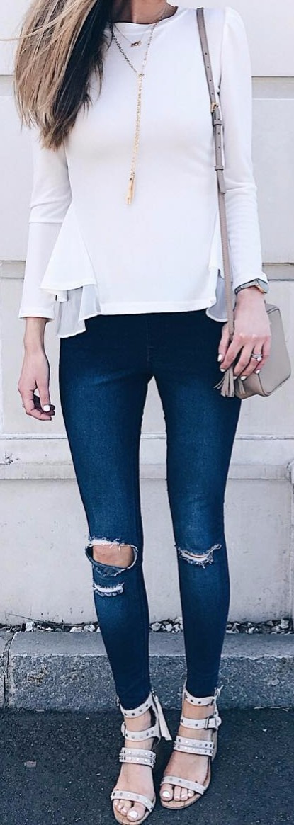 Cool way to wear rips with a white blouse 