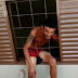 Bandido tenta invadir casa e fica entalado na janela, veja o vídeo