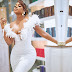 Omuhle Makaziwe Gela aparece deslumbrante em um justo vestido branco decotado