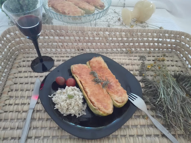 Calabacín gratinado y guarnición de arroz al ojo perejil.